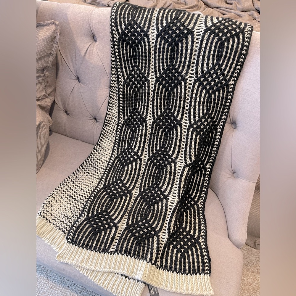 NEW Zara Black/Cream Scarf/Wrap